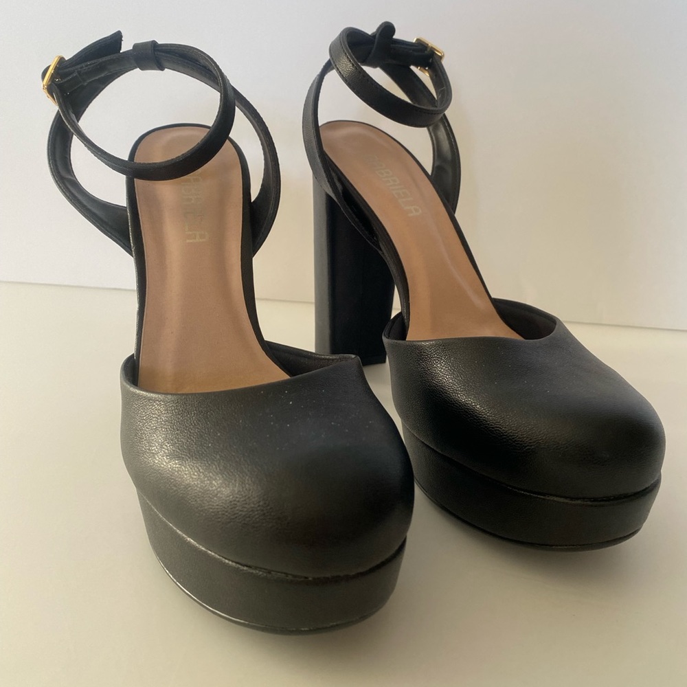 Gabriela 5” heels / round toe chunky black heels / size 7